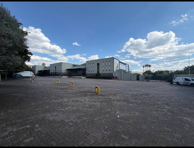 3,300M² WAREHOUSE TO LET IN HALFWAY HOUSE